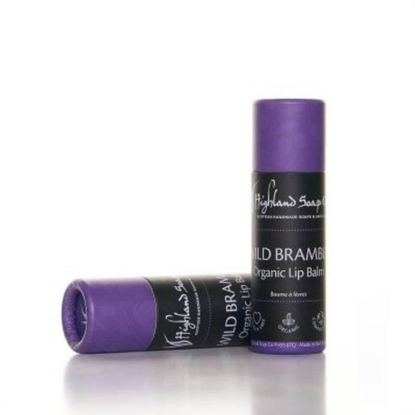 Wild Bramble Lippenbalsem van The Highland Soap Company, staand en liggend