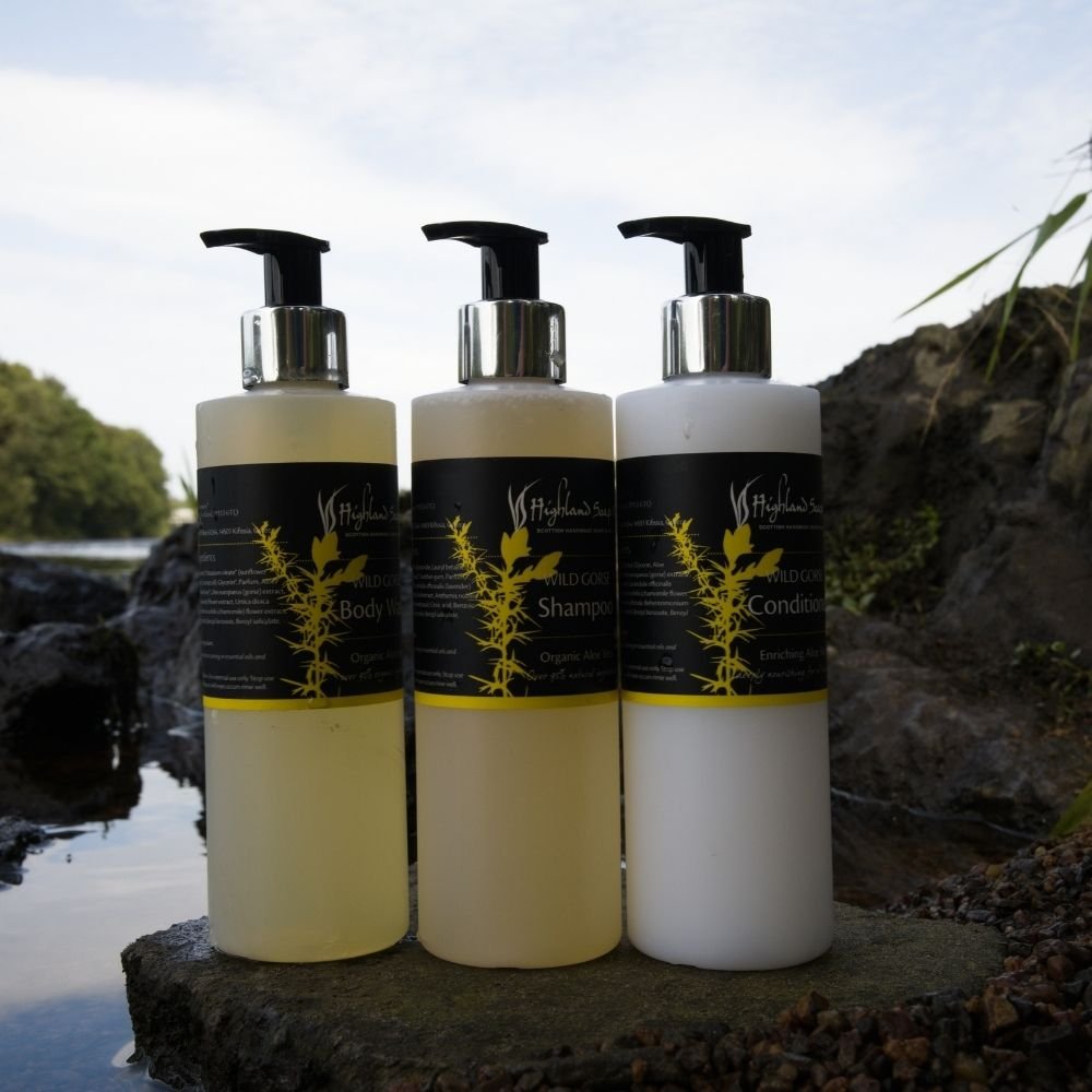 Wild Gorse douchegel, shampoo en conditioner op een rots aan het water