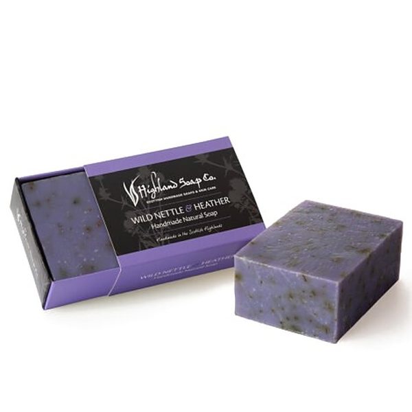 Wild Nettle & Heather ambachtelijke zeep 190 g met verpakking van The Highland Soap Company op een witte achtergrond