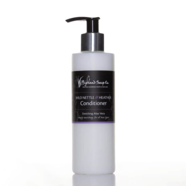 Wild Nettle & Heather conditioner 250 ml van The Highland Soap Company op een witte achtergrond