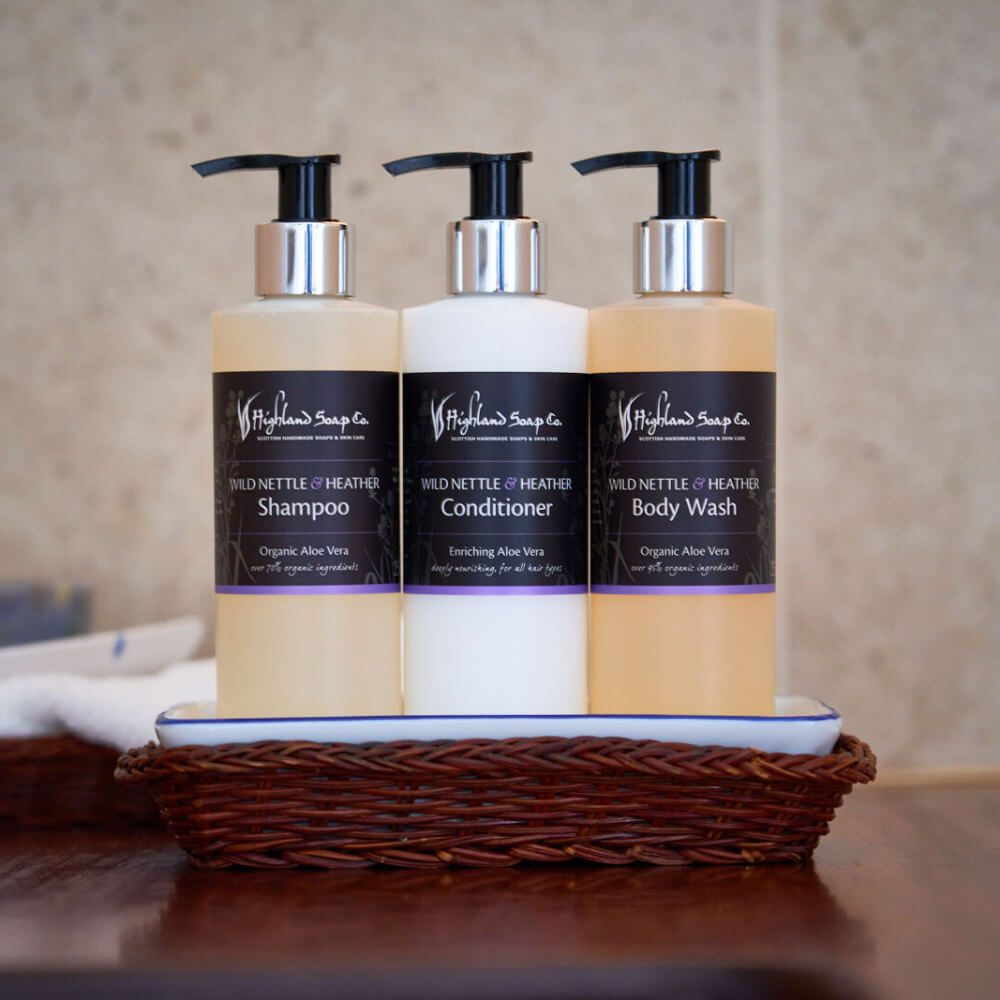 Wild Nettle & Heather shampoo, conditioner en douchegel op de rand van het bad