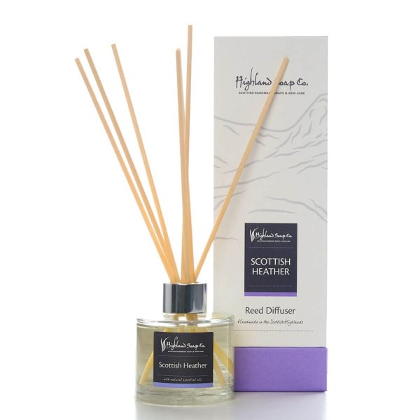 Scottish Heather geurstokjes 120 ml met doos van The Highland Soap Company op een witte achtergrond