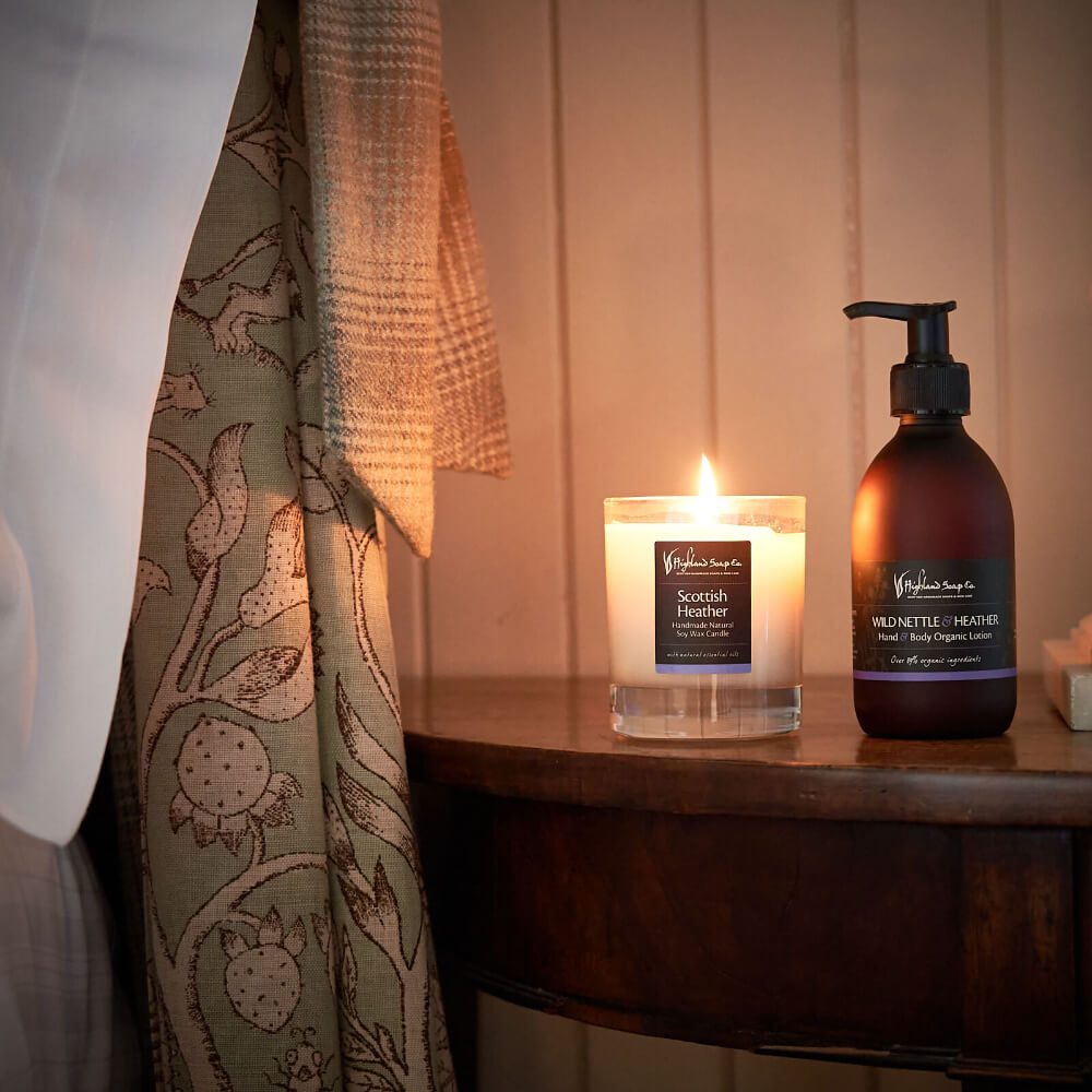 Brandende Wild Nettle & Heather geurkaars met handzeep in een warme kamer