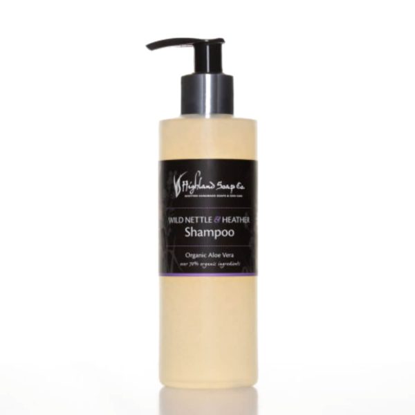 Wild Nettle & Heather shampoo 250 ml van The Highland Soap Company op een witte achtergrond