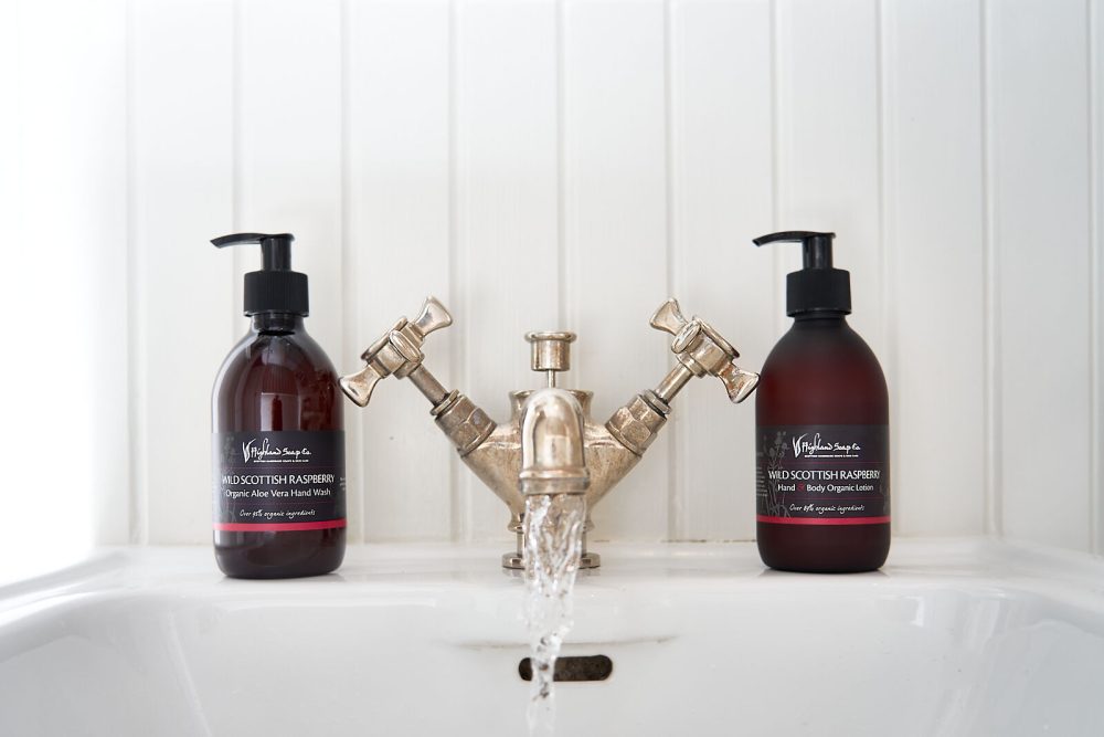 wild-scottish-raspberry-groot-027 Voordeelset Handzeep en Hand & Body Lotion - The Highland Soap Company - 2 x 300 ml