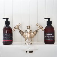 wild-scottish-raspberry-groot-027 Voordeelset Handzeep en Hand & Body Lotion - The Highland Soap Company - 2 x 300 ml