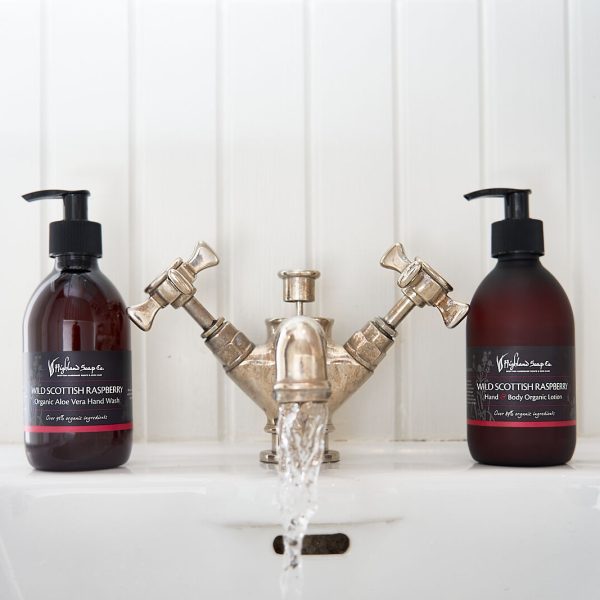 wild-scottish-raspberry-groot-027 Voordeelset Handzeep en Hand & Body Lotion - The Highland Soap Company - 2 x 300 ml