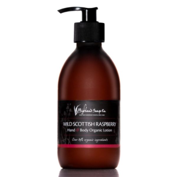 Wild Scottish Raspberry Hand & Body Lotion 300 ml van The Highland Soap Company op een witte achtergrond