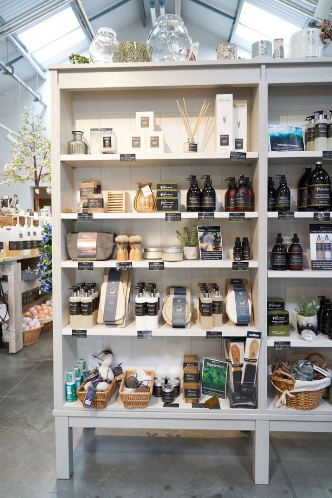 Een schap met zeep, geurstokjes en verzorging van The Highland Soap Company in de winkel bij Fort William