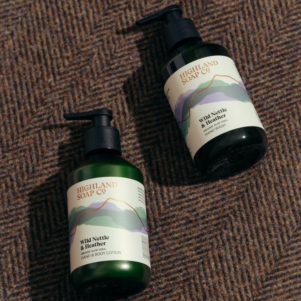 Twee flessen Wild Nettle & Heather van The Highland Soap Company in de nieuwe verpakking