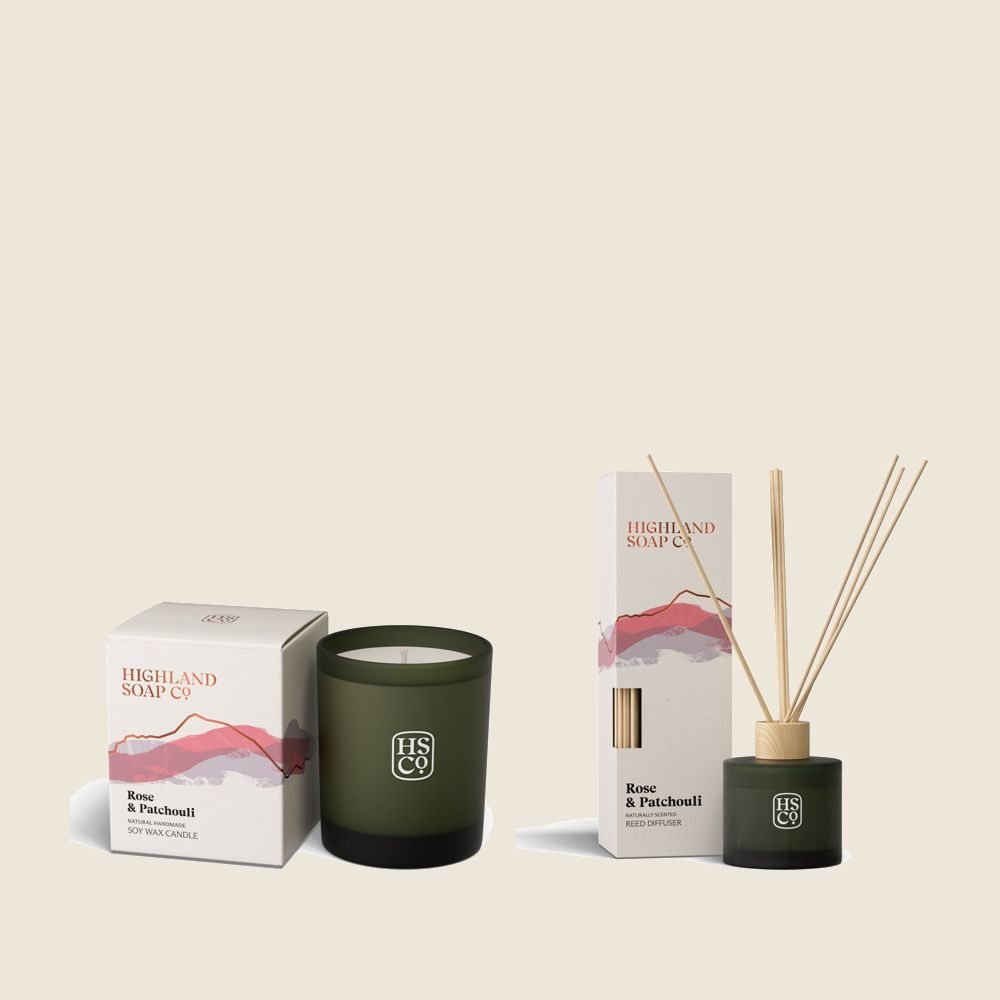 Geurkaars en geurstokjes Rose & Patchouli in donkergroen glas