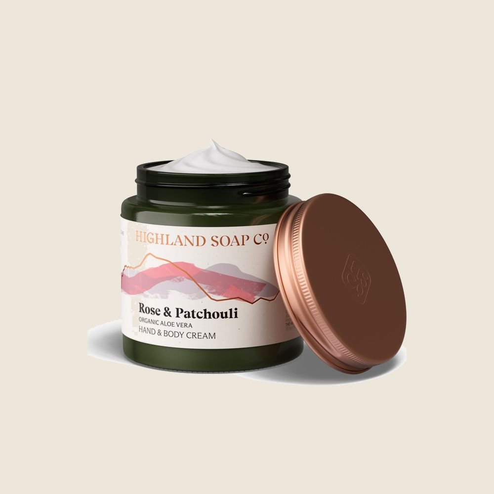 Hand- en bodycrème Rose & Patchouli in een glazen pot met koperen deksel