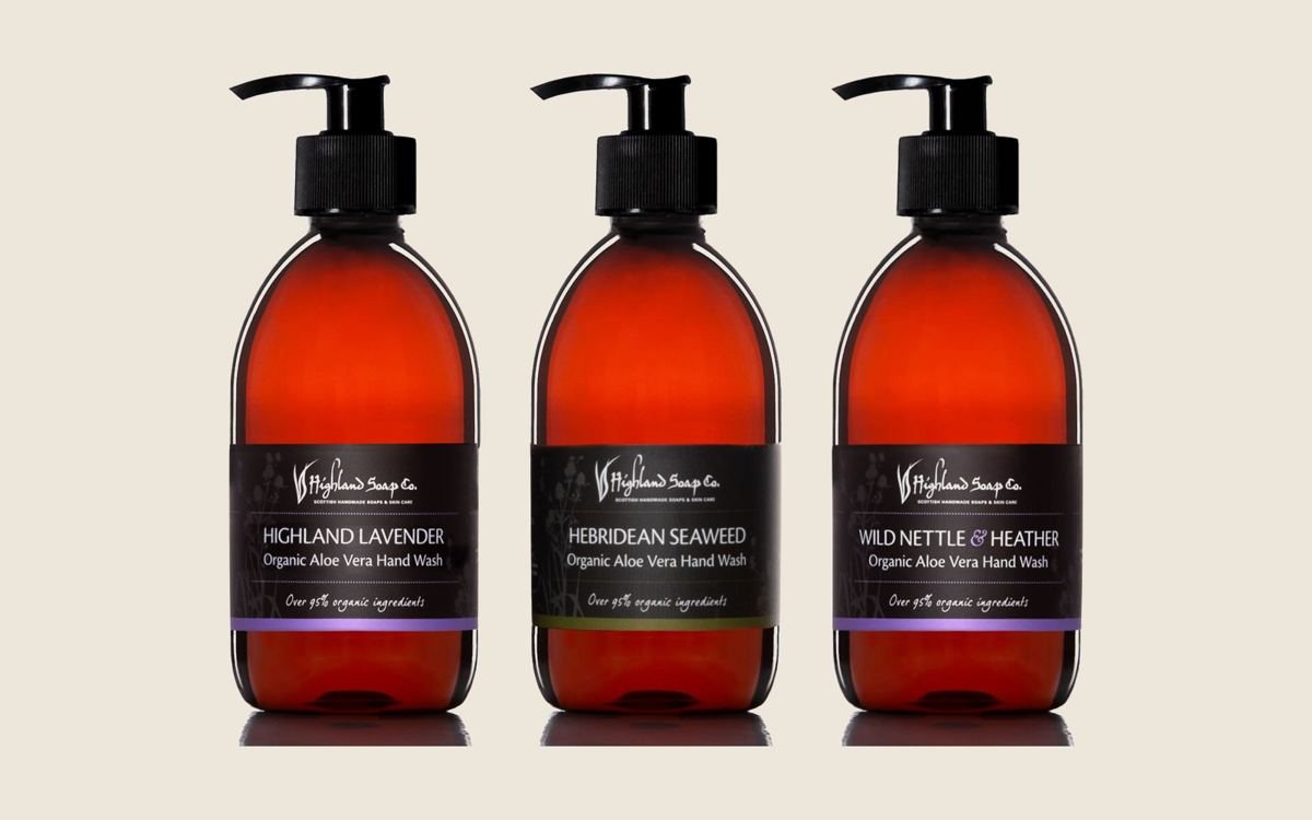 Drie bruine flessen handzeep van The Highland Soap Company in de vertrouwde verpakking