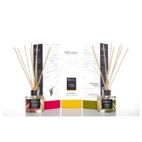 Geurstokjes Wild Scottish Raspberry en Lemongrass & Ginger met doosjes van The Highland Soap Company op een witte achtergrond