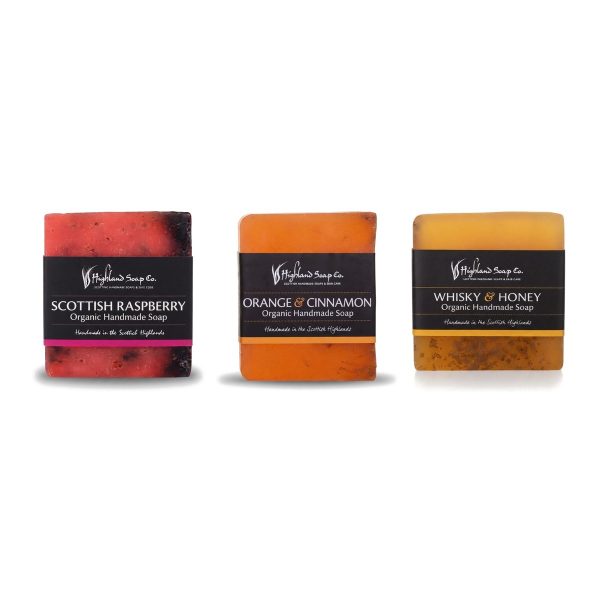 Voordeelset met drie glycerinezepen: Wild Scottish Raspberry, Sweet Orange & Cinnamon en Whisky & Honey van The Highland Soap Company op een witte achtergrond