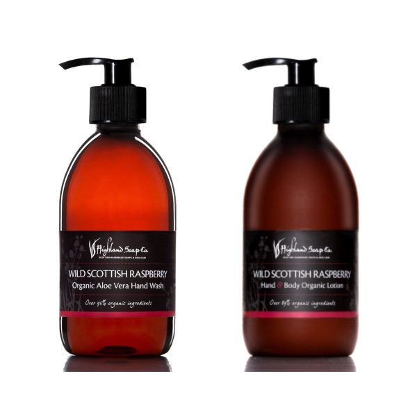 Voordeelset Wild Scottish Raspberry handzeep en Hand & Body Lotion van The Highland Soap Company op een witte achtergrond