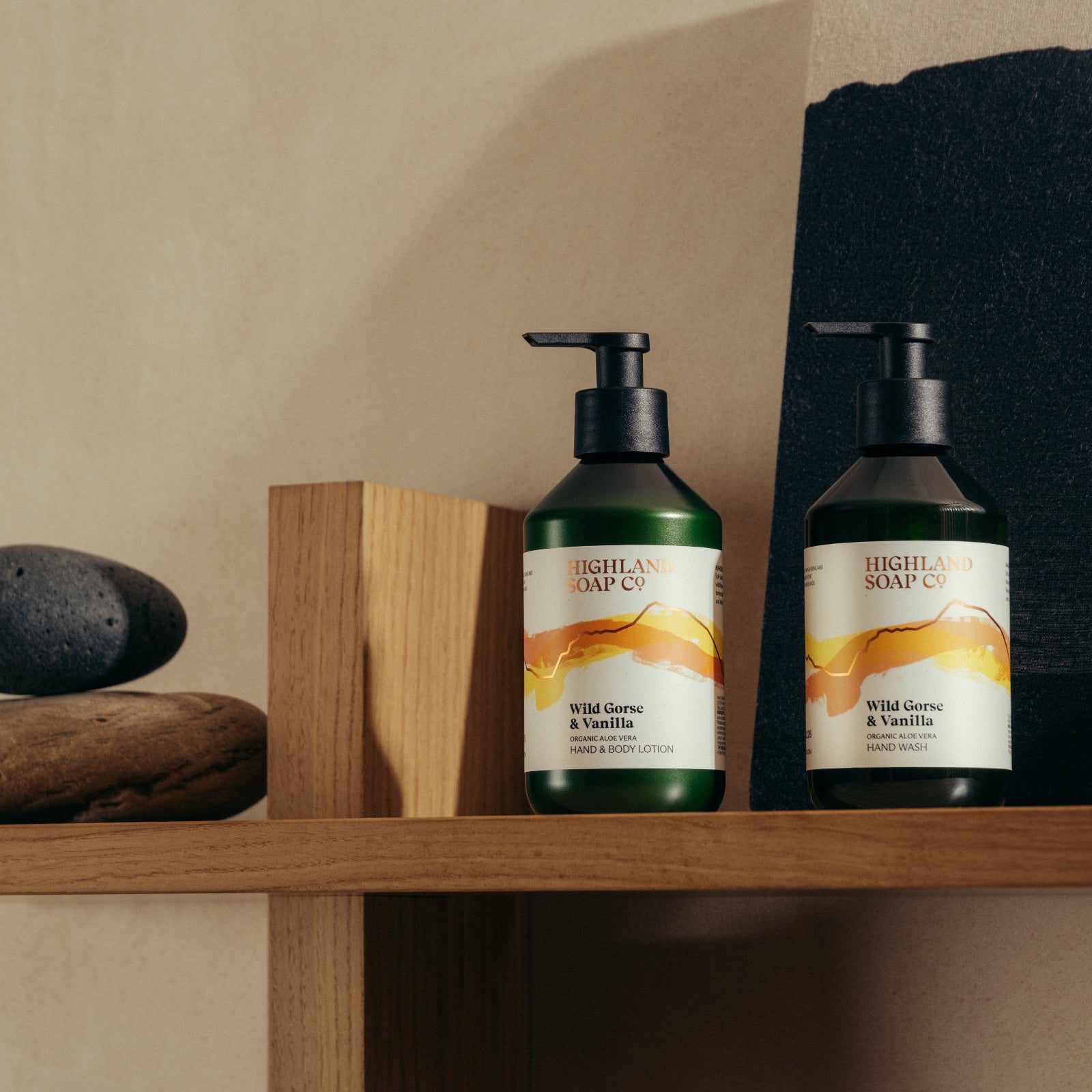 Handzeep en lotion Wild Gorse & Vanilla van The Highland Soap Company op een houten plank in de badkamer