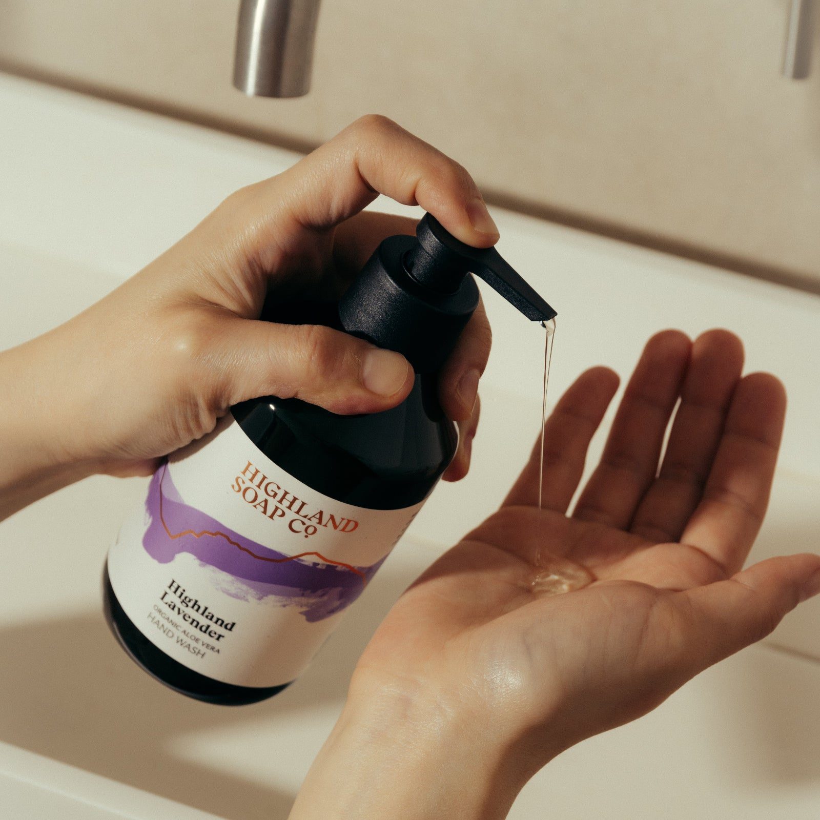 Highland Lavender handzeep van The Highland Soap Company wordt in een hand gepompt